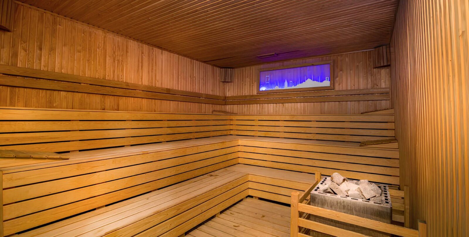 Arya Thermal Hotel — gece dış cephe