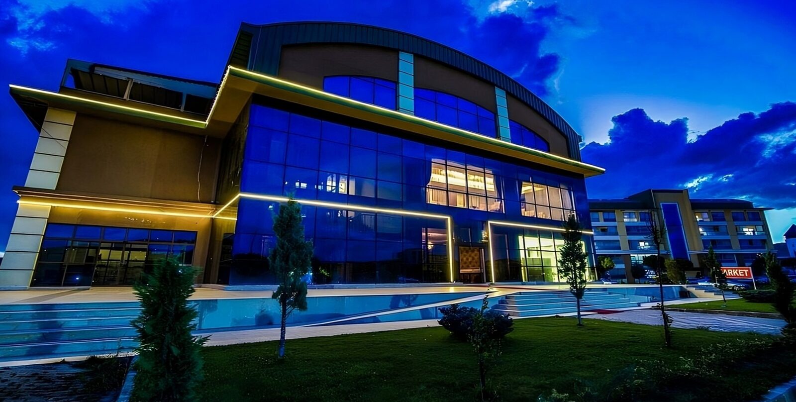 Arya Thermal Hotel — gece dış cephe