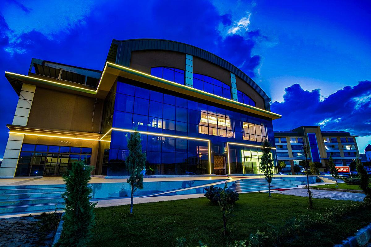 Arya Thermal Hotel — gece dış cephe