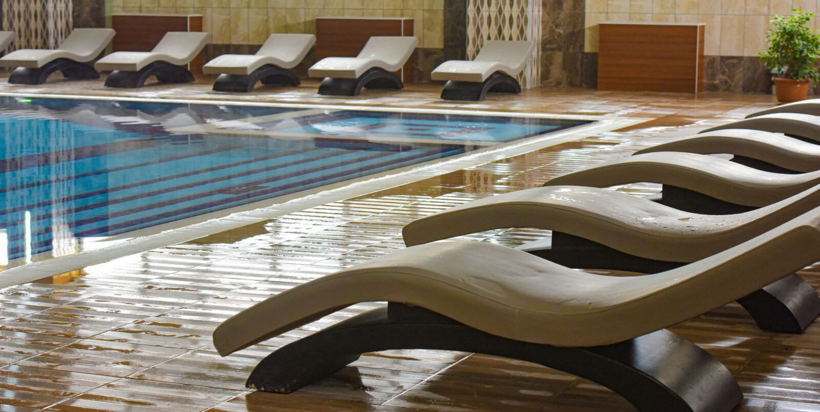 Arya Thermal Hotel — havuz kenarı